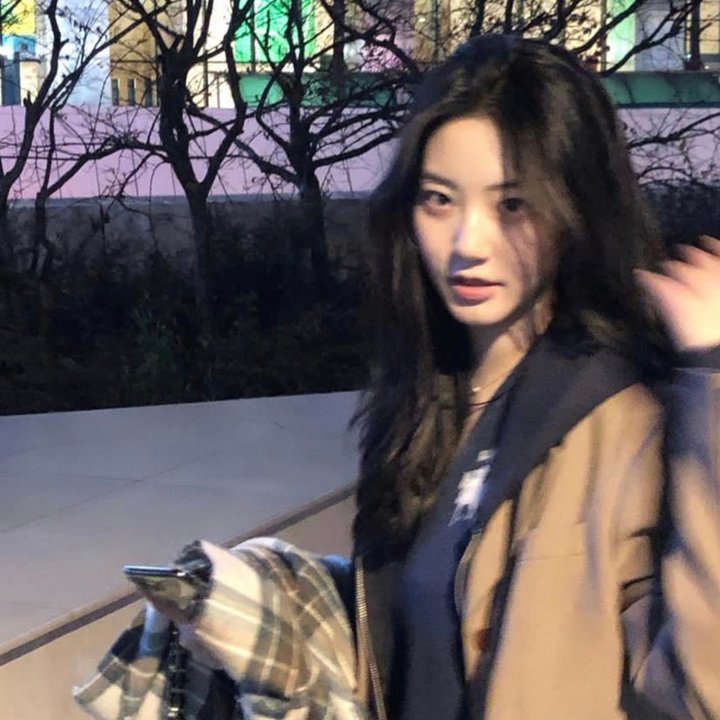 照片中的女孩